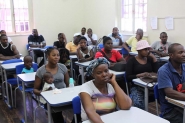 Refugiados do Haiti fazem aulas de Portugus em Gaspar