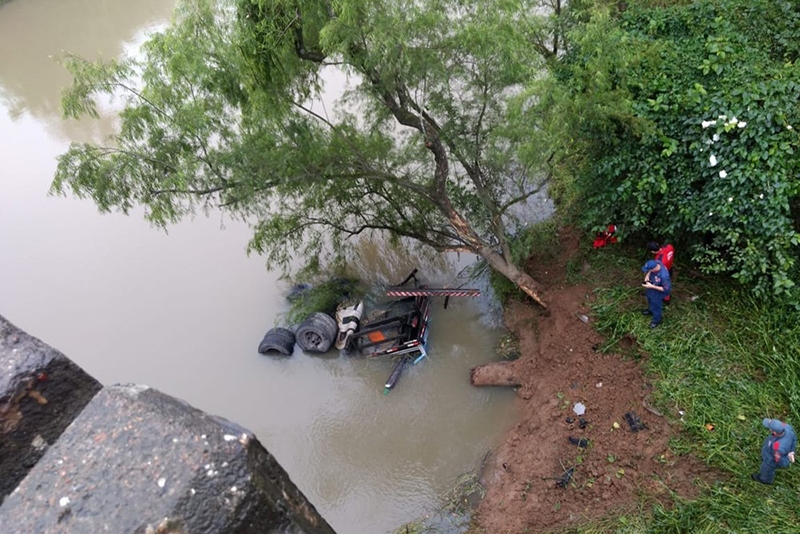 Caminhão cai em rio às margens da BR-470 em Rio do Sul e fica submerso