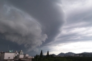 Nuvem gigante 'shelf cloud' volta a aparecer em Florian�polis