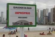 Praia Central de Balne�rio Cambori� est� impr�pria para banho