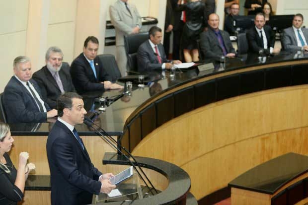 Governador reafirma compromissos de gest�o em leitura de mensagem na Alesc
