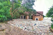Rio Tiet transborda e enche de lixo um parque no interior paulista