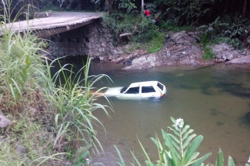 Homem morre após carro cair de ponte em Blumenau