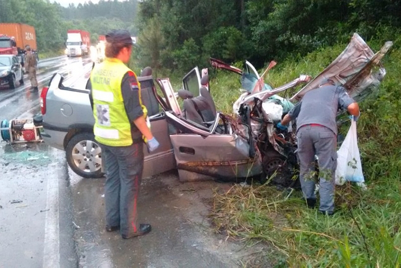 Acidente entre carro e caminh�o mata jovem em Itapo�