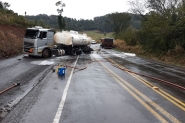BR-282 � interditada em Iraceminha por acidente entre caminh�es
