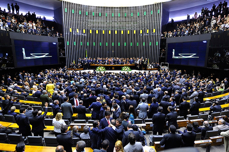 Quase metade dos deputados falta a pelo menos 1/4 das votaes da Cmara
