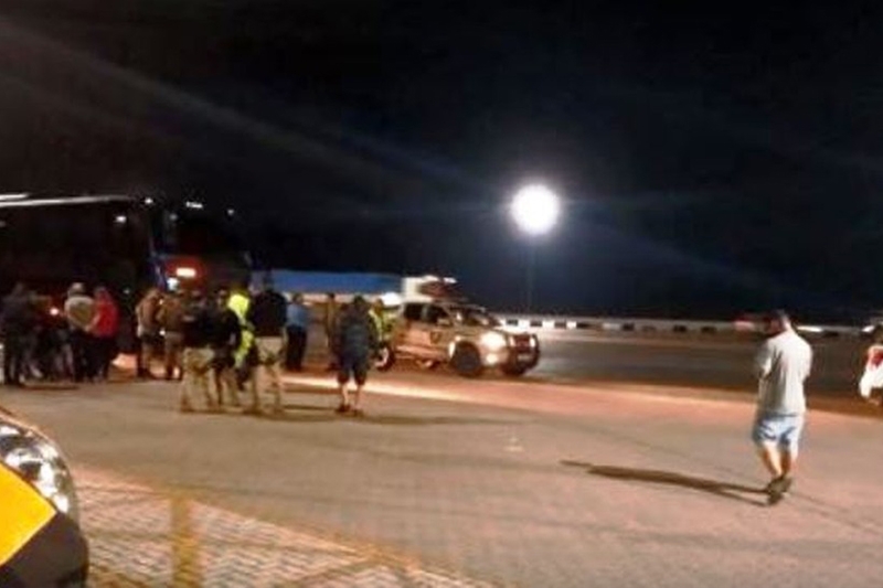 Criminosos armados assaltam ônibus com comerciantes em rodovia de SC