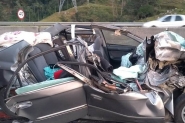 Acidente entre carro e caminhão deixa mulher gravemente ferida na BR-101