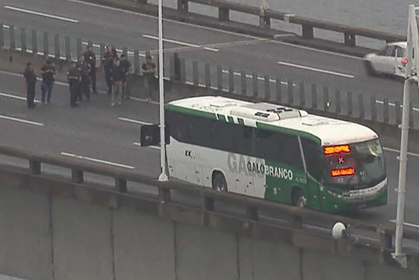 Passageiros são feitos reféns durante sequestro a ônibus no Rio de Janeiro
