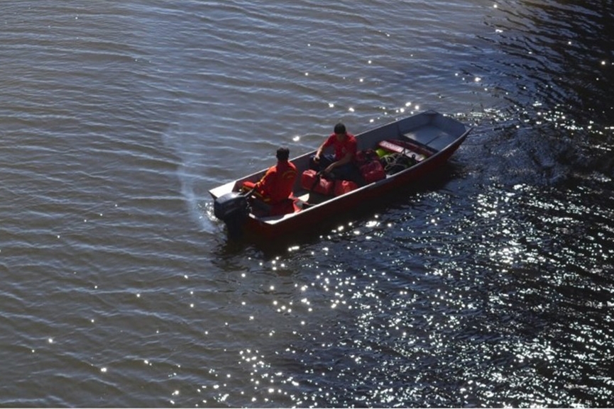 Avô e neto de dois anos morrem afogados após canoa virar em rio de Lages