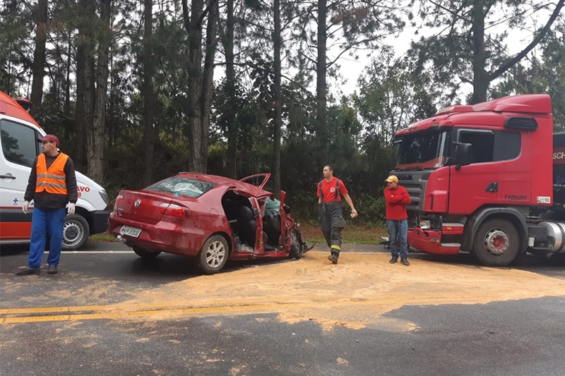 Ao menos 12 pessoas morreram em acidentes de tr�nsito nas rodovias de SC neste fim de semana