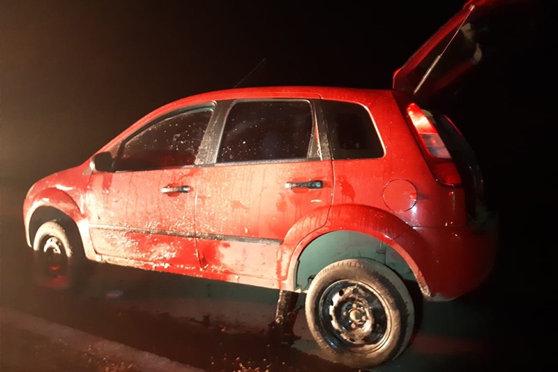 Dois homens morrem atropelados trocando pneu de carro na BR-470