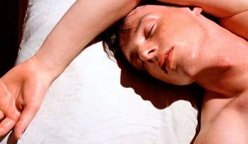 7 motivos que podem te fazer suar muito enquanto dorme