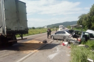 Carreta e dois carros colidem na BR-470, em Ilhota