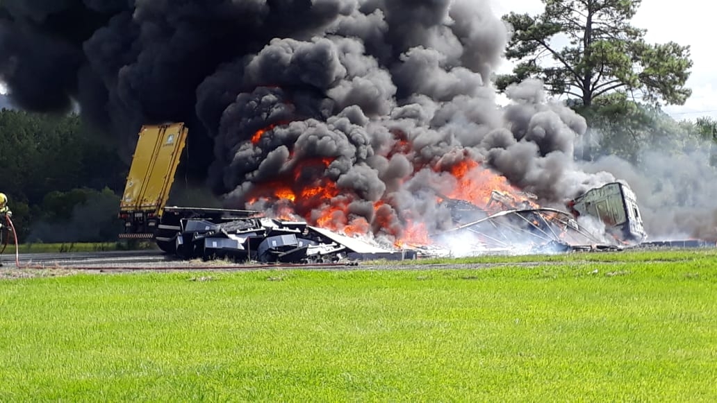 Duas carretas pegam fogo aps acidente na BR-470, em Pouso Redondo