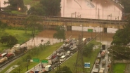 Chuva causa dezenas de desabamentos e alagamentos e trava So Paulo