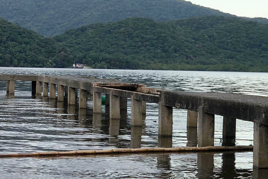 Trapiche cede em praia de Joinville e visitantes ficam feridos
