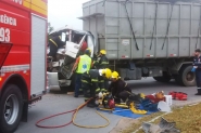 Caminhes da mesma empresa colidem e homem fica ferido em Gaspar