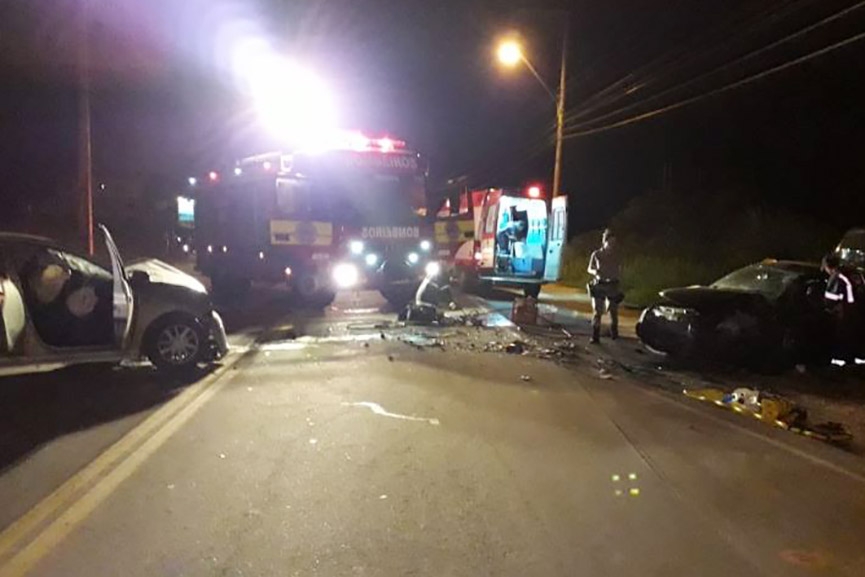 Batida frontal deixa dois feridos na Avenida Frei Godofredo, em Gaspar