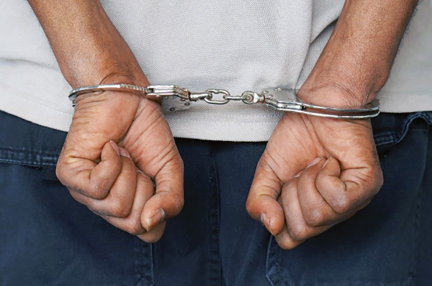 Homem  levado  delegacia aps ameaar esposa e quebrar mveis em Gaspar