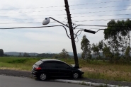 Carro colide contra poste no bairro Gaspar Grande