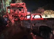 Carro e caminho pegam fogo em batida na BR-470, em Ilhota