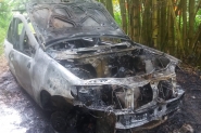 Bandidos roubam pneus e bateria e incendeiam carro no bairro Arraial, em Gaspar