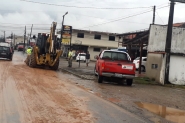 Tampa de caamba abre e caminho espalha barro em ruas de Gaspar