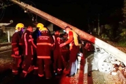 Poste cai em cima de carro aps acidente no bairro Gasparinho