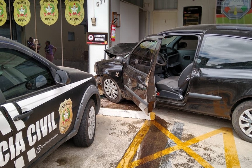 Homem morre aps colidir carro contra prdio de delegacia em Rio Negrinho