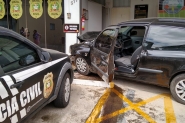 Homem morre aps colidir carro contra prdio de delegacia em Rio Negrinho