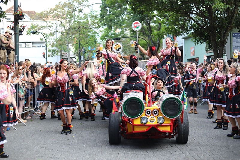 Grupos podem se inscrever para desfilar na Oktoberfest
