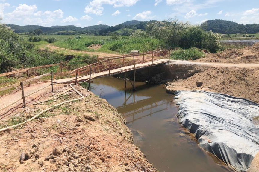 Empresrios e moradores reclamam de obra parada no Gaspar Mirim