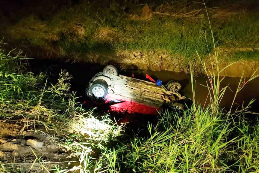 Carro cai em ribeiro e bombeiros de Ilhota salvam homem que ficou preso pelo cinto