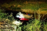 Carro cai em ribeiro e bombeiros de Ilhota salvam homem que ficou preso pelo cinto