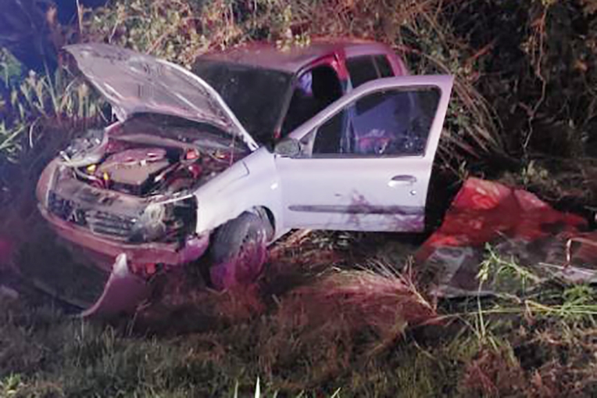 Motorista perde controle e colide carro contra rvores na BR-470, em Ilhota