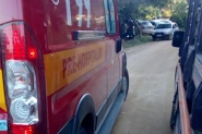 Moto e caminho colidem em Ilhota e dois jovens ficam feridos