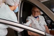 Vacina contra gripe em idosos ser em sistema de 'drive thru' em Blumenau na sexta e sbado