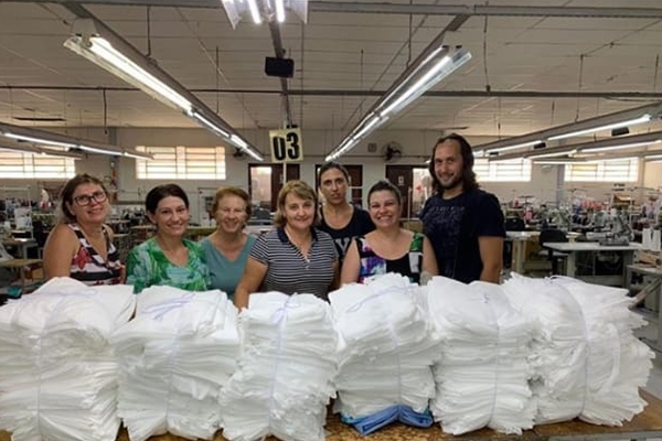 Malhas Isensee doa jalecos descartveis para hospitais de Blumenau