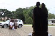 Padre adota 'drive-thru' para confisses de fiis durante quarentena em So Francisco do Sul
