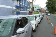 Col�gio Uni distribui material did�tico em sistema 'drive thru'