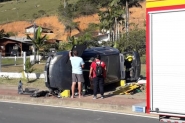 Mulher perde controle da direo e capota veculo no bairro Poo Grande