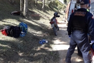 Homem tem ferimentos na perna aps batida frontal entre carro e moto em Gaspar