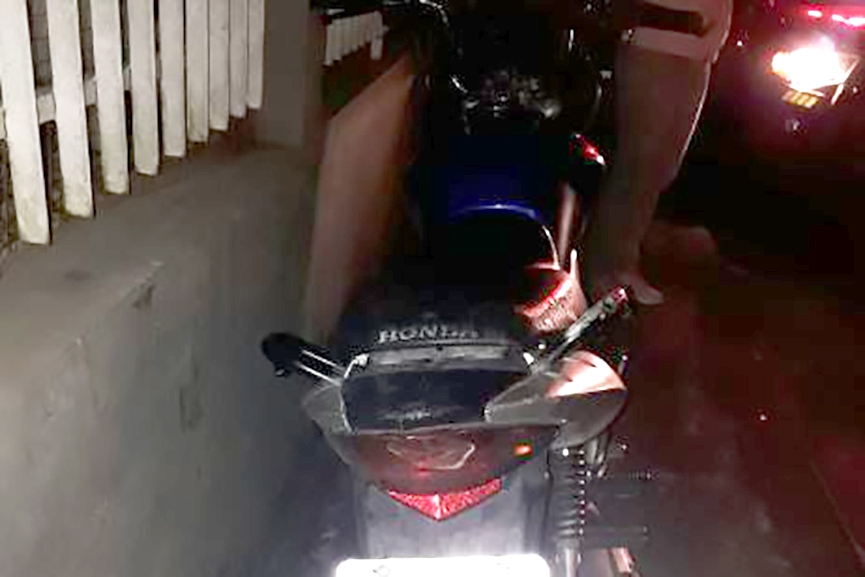 Coliso entre carro e moto deixa piloto ferido no bairro Figueira