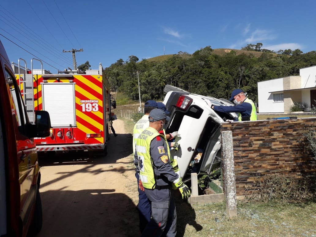 Capotamento seguido de coliso em muro deixa duas pessoas feridas em Gaspar