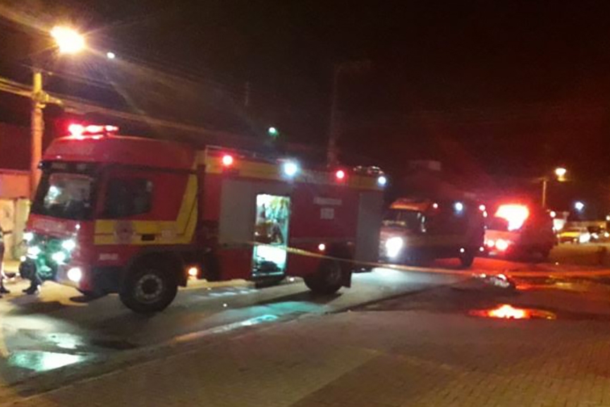 Homem morre aps grave acidente entre carro e moto no bairro Gasparinho