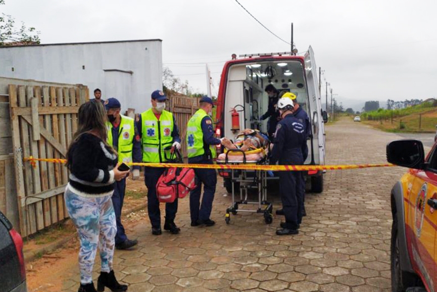 Homem fica ferido aps cair de altura de seis metros no bairro Coloninha, em Gaspar 