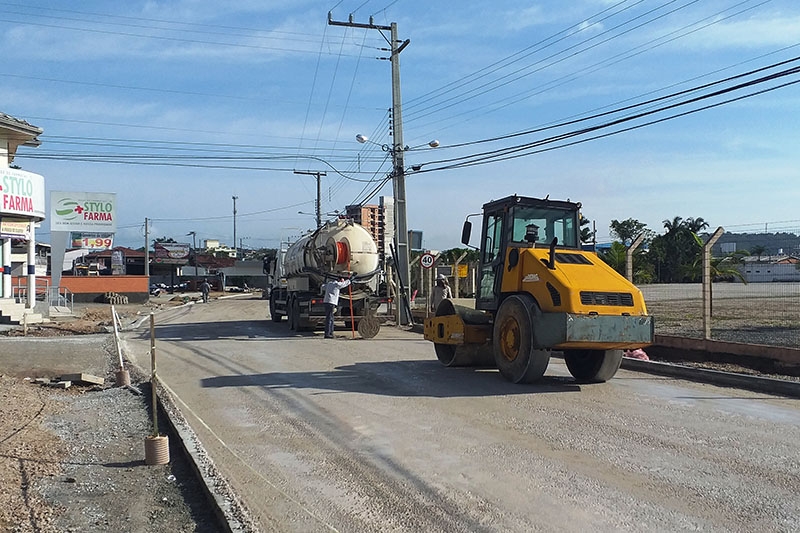 Obra na rua Baro do Rio Branco avana com pavimentao de novo trecho