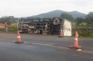 Motorista capota caminho na BR-470, entre Gaspar e Ilhota