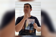 Filsofo Cosmo Gonzatto lana livro em Gaspar